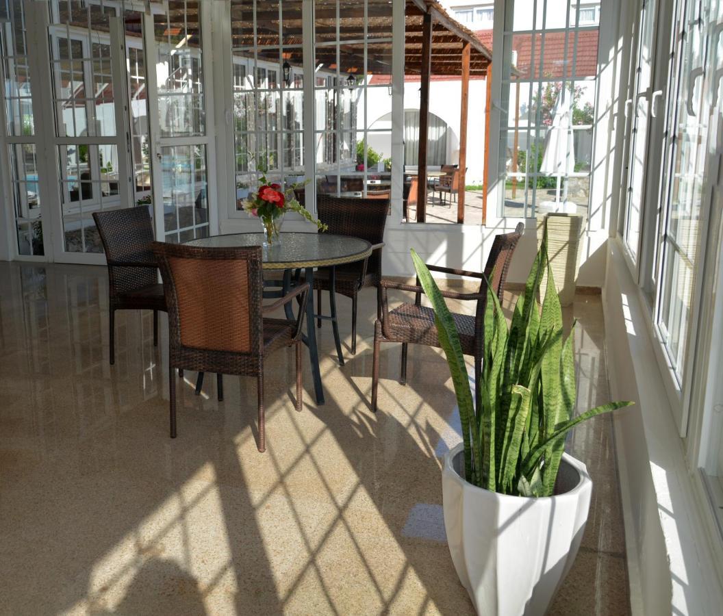 Club Lapethos Bungalow 凯里尼亚 外观 照片
