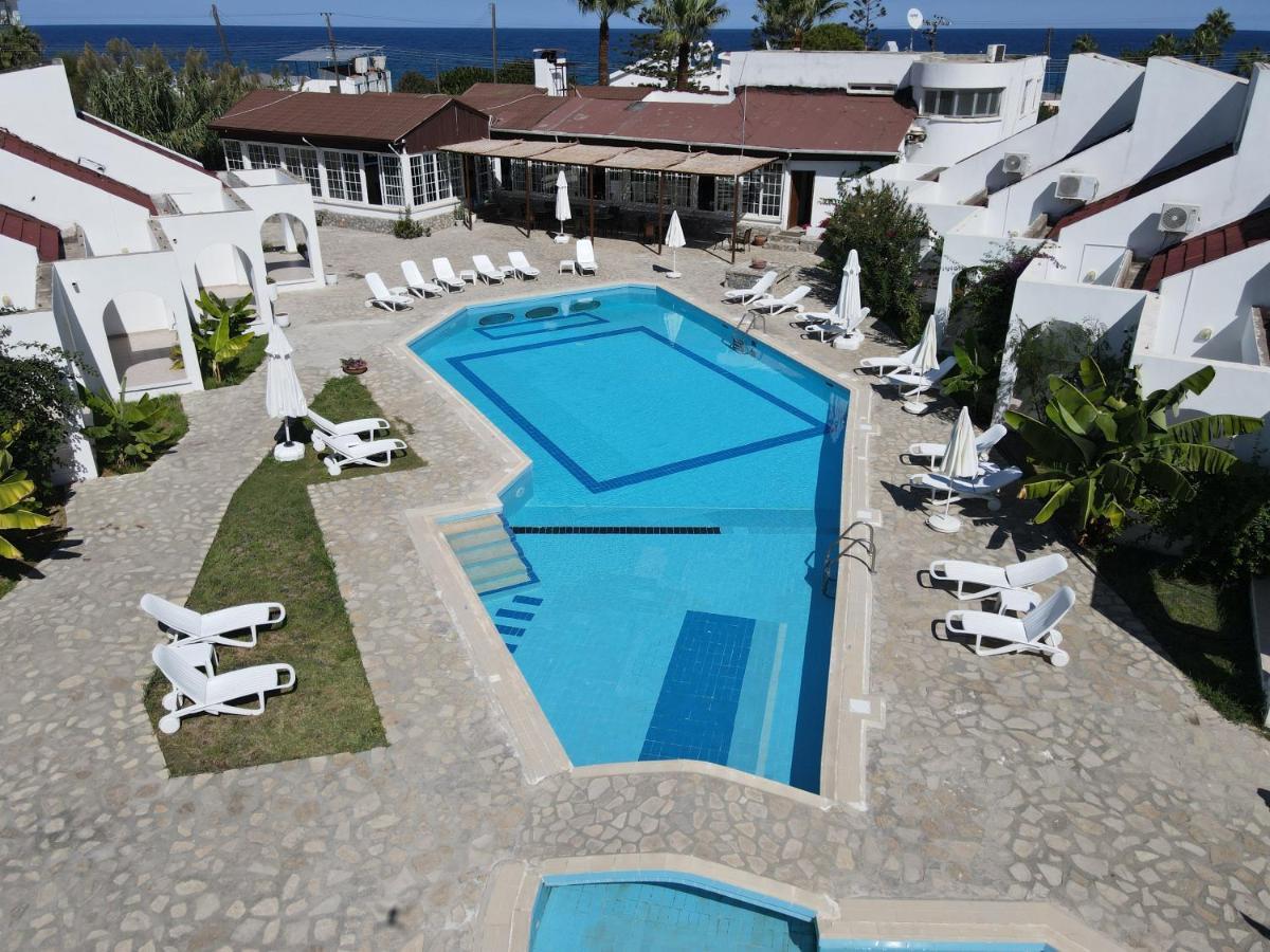 Club Lapethos Bungalow 凯里尼亚 外观 照片